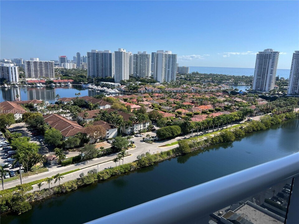 3625 N Country Club Dr in Aventura, FL - Building Photo