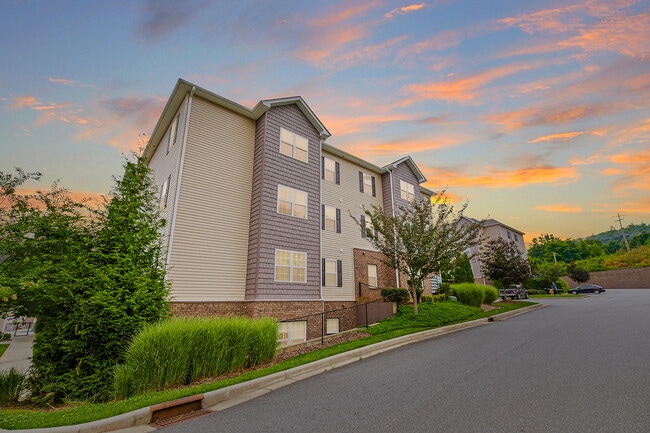 Summit at Cullowhee in Cullowhee, NC - Foto de edificio - Building Photo