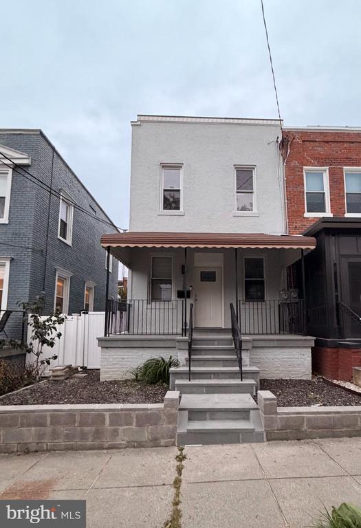 property at 726 Roxboro Pl NW