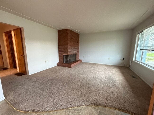 696 SE Miller Ave in Dallas, OR - Building Photo - Building Photo