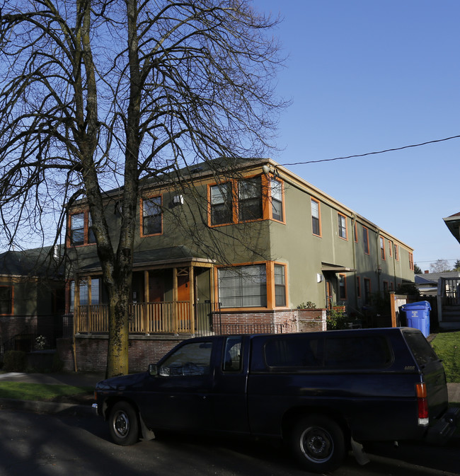 2105 SE Caruthers St in Portland, OR - Foto de edificio - Building Photo