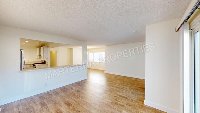 512 Iris Ave in Newport Beach, CA - Building Photo - Building Photo