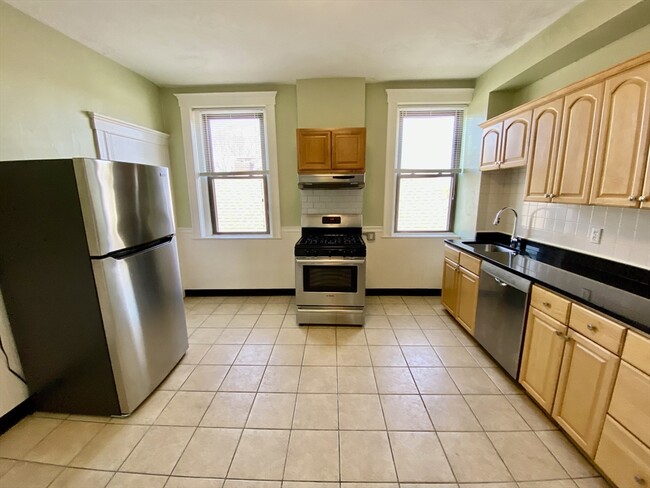 979 Chestnut St in Newton, MA - Building Photo - Building Photo