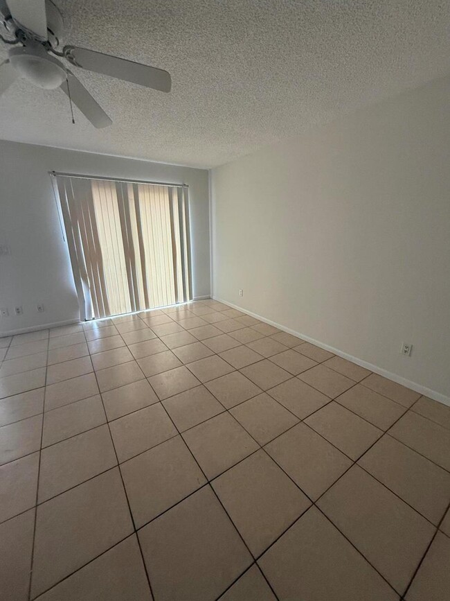 633 Executive Center Dr, Unit 1202 in West Palm Beach, FL - Building Photo - Building Photo