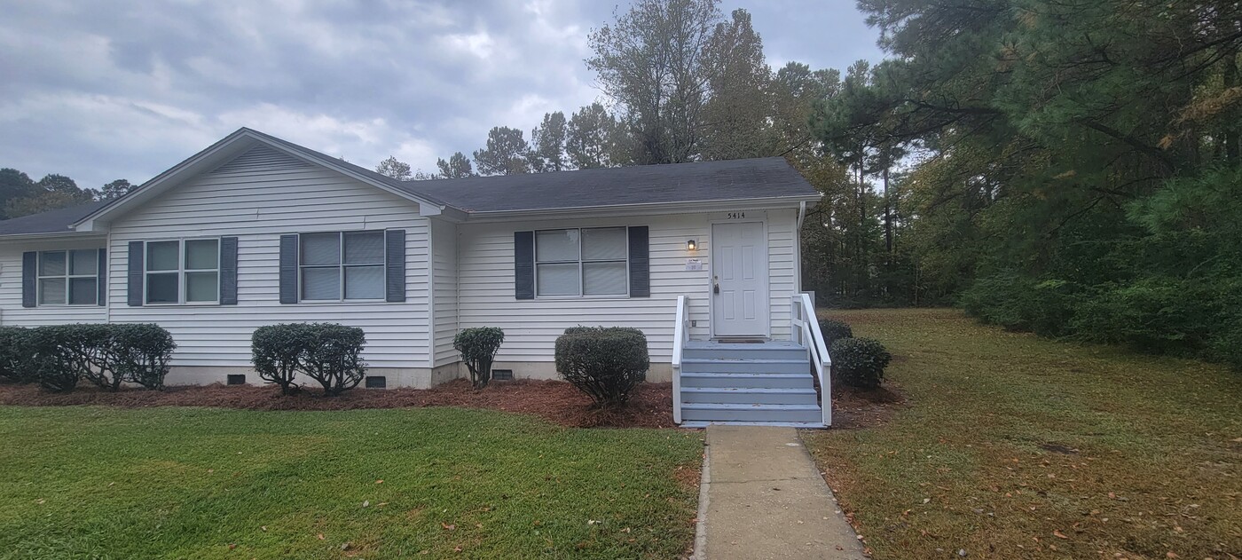 5414 Sidbury Rd in Castle Hayne, NC - Building Photo