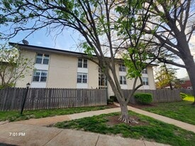 10439 Briarbend Dr, Unit 4 in St. Louis, MO - Building Photo