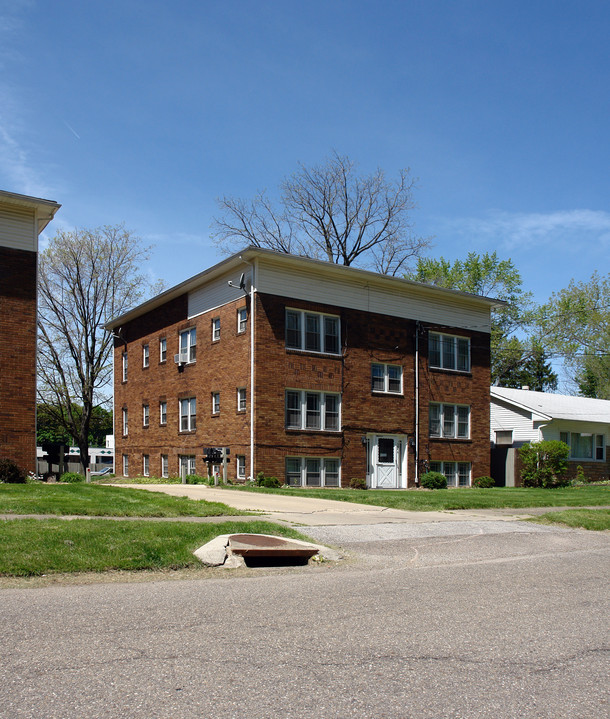 1646 20th St in Cuyahoga Falls, OH - Building Photo