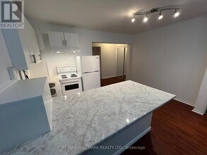 266-266 Avenue Rd in Toronto, ON - Building Photo - Building Photo