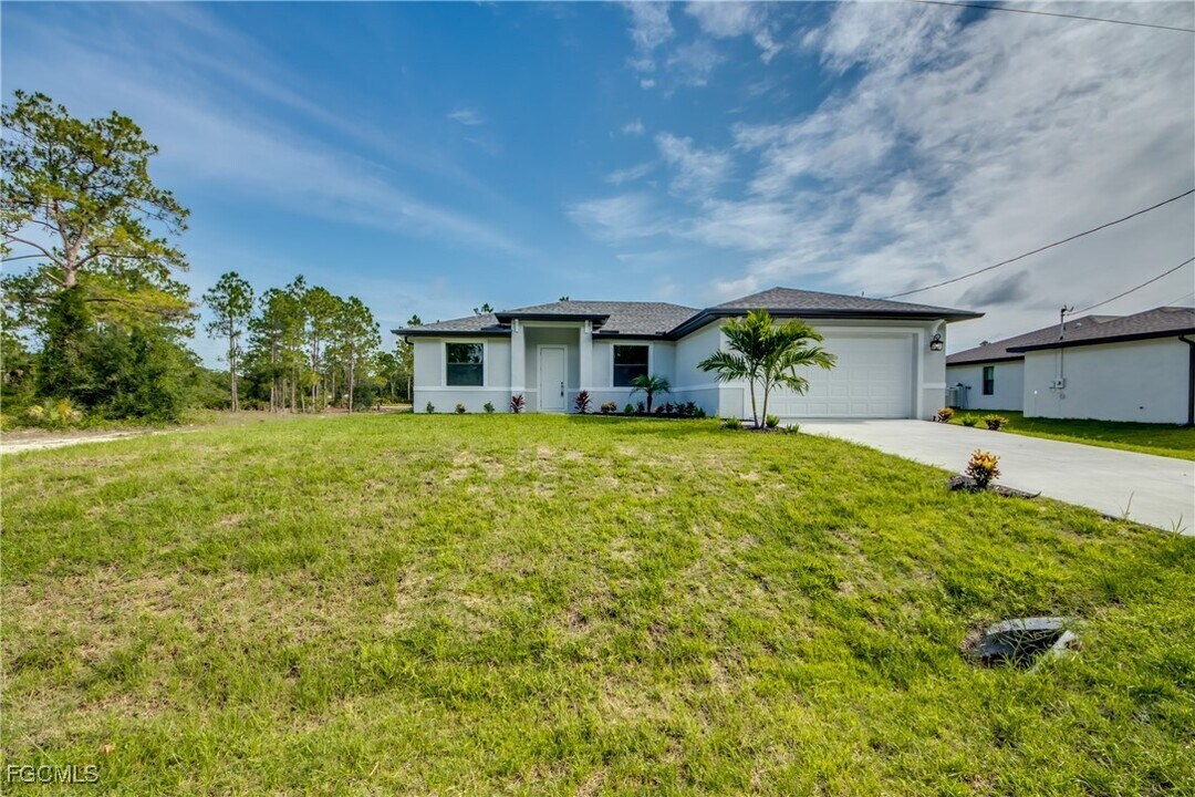 923 Belmont St E in Lehigh Acres, FL - Building Photo