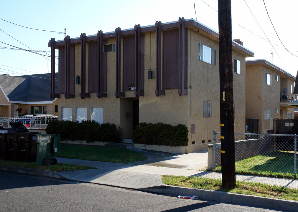 11908 Truro Ave in Hawthorne, CA - Building Photo