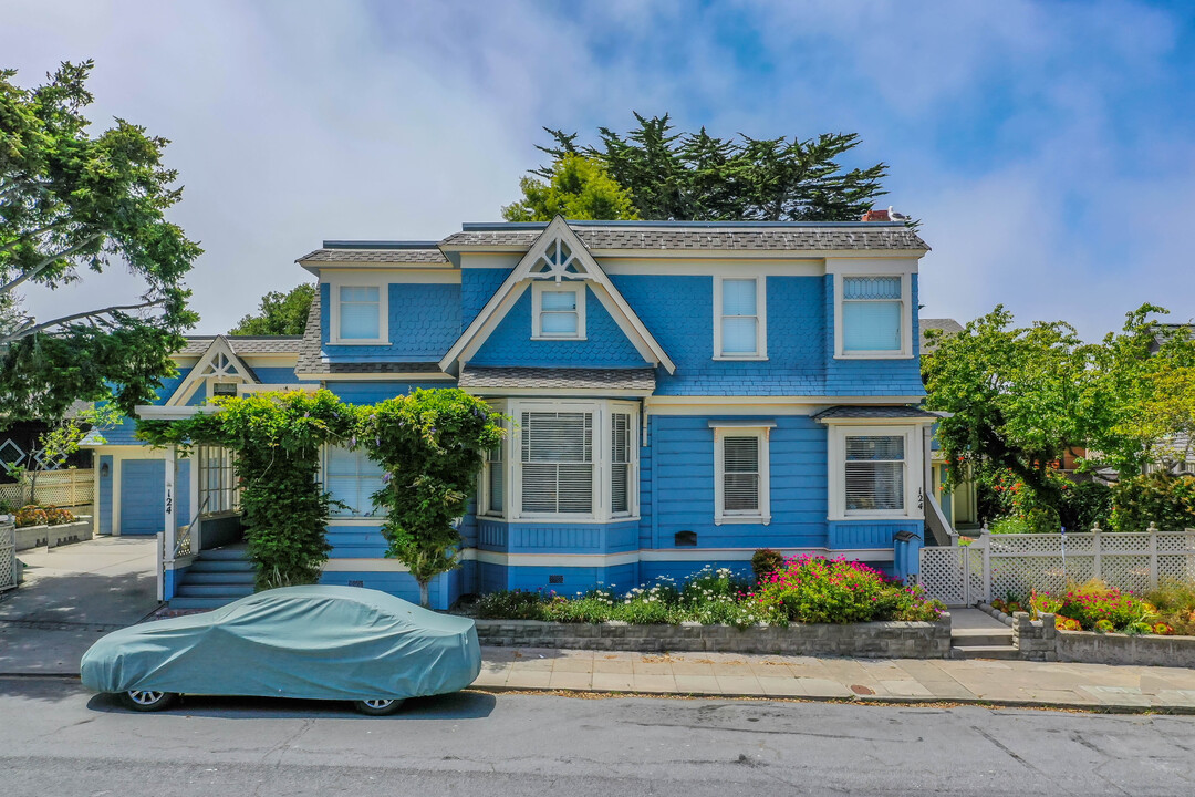 122 Fountain Ave in Pacific Grove, CA - Building Photo