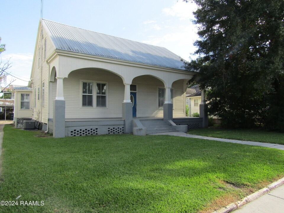 617 Julia St in New Iberia, LA - Building Photo