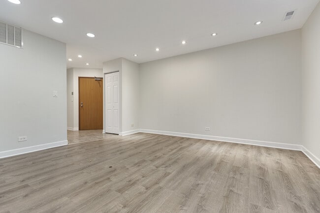 537 E Shag Bark Ln in Streamwood, IL - Building Photo - Building Photo