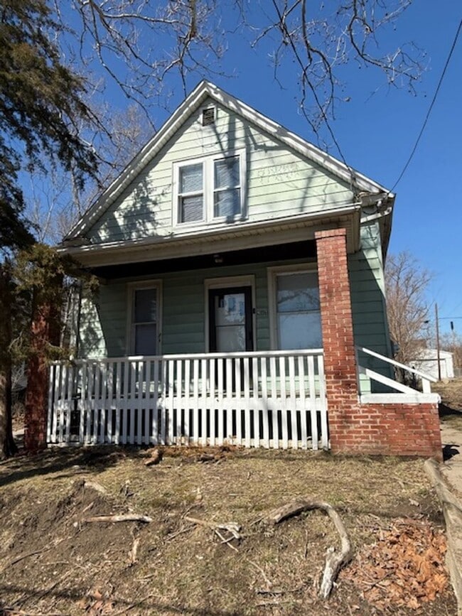 property at 903 W Brons Ave