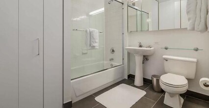 252 7th Ave in New York, NY - Building Photo - Building Photo
