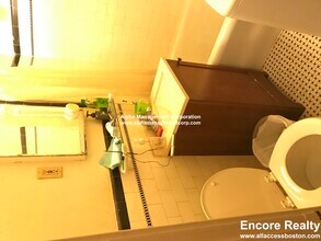 349 Pleasant St in Malden, MA - Foto de edificio - Building Photo