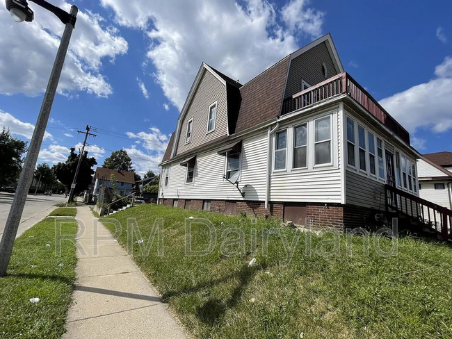 2403 N 35th St in Milwaukee, WI - Foto de edificio - Building Photo