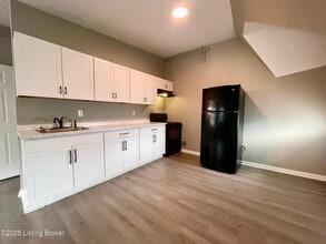 110 W Oak St in Louisville, KY - Building Photo - Building Photo