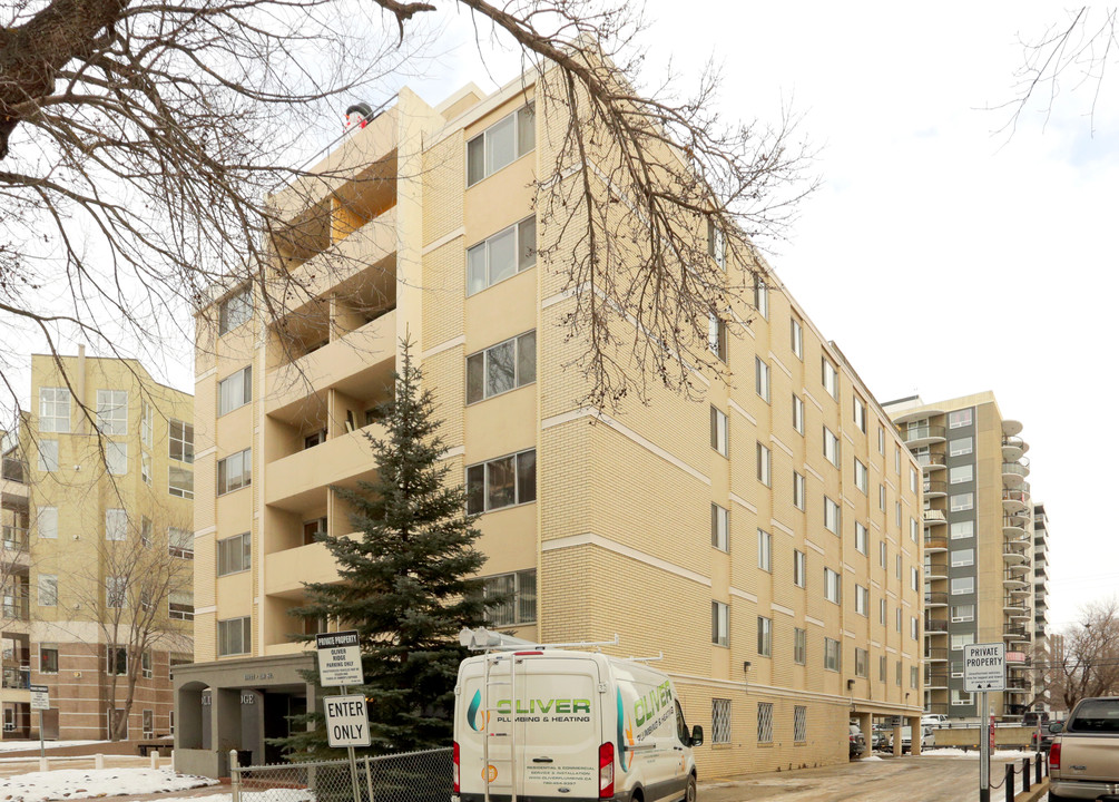 10021 116th St NW in Edmonton, AB - Building Photo