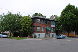 1705 E Burnside St in Portland, OR - Building Photo - Building Photo