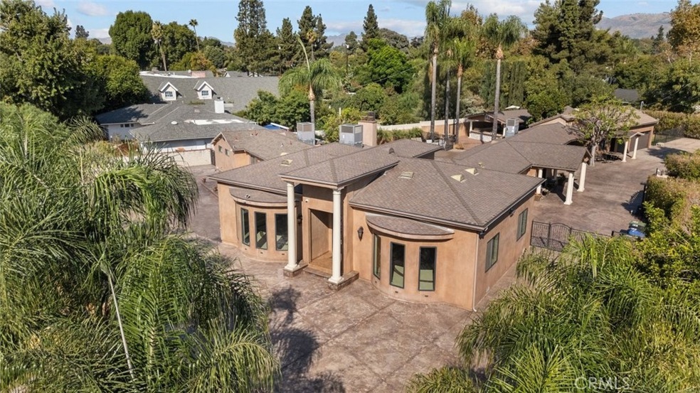 8817 Louise Ave in Los Angeles, CA - Foto de edificio