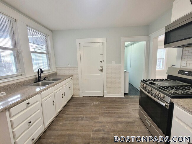 17 Wachusett St, Unit 1 in Boston, MA - Building Photo - Building Photo