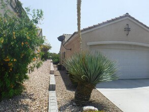 2735 Evergreen Oaks Dr in Henderson, NV - Building Photo - Building Photo