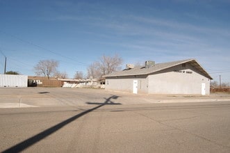 18142 Pearmain St in Adelanto, CA - Foto de edificio - Building Photo