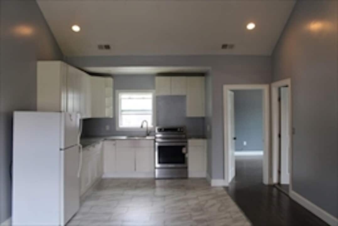 211 Green St, Unit 2 in Brockton, MA - Building Photo