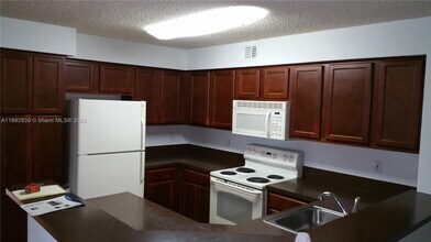 7640 Westwood Dr in Tamarac, FL - Building Photo - Building Photo