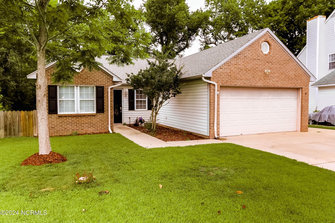 2912 Mandy Ln in Morehead City, NC - Building Photo