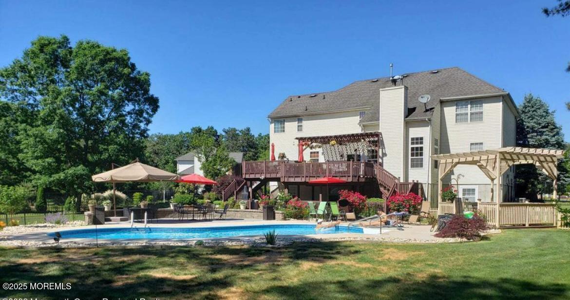 8 Sarah Ct in Jackson Township, NJ - Building Photo