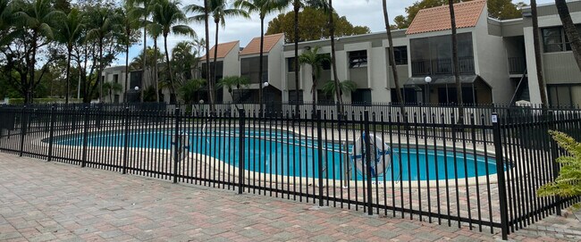 7957 SW 104th St, Unit Venetian Palms in Miami, FL - Foto de edificio - Building Photo