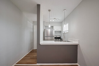 Mangum Oaks in Houston, TX - Building Photo - Building Photo