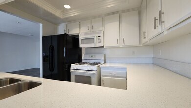 5042 Waverider Cir in Huntington Beach, CA - Building Photo - Building Photo