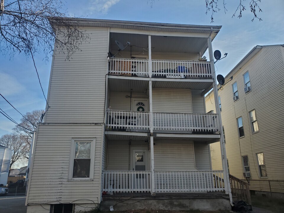 25 Hacker St, Unit 2F in Worcester, MA - Foto de edificio