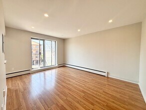 10 W Park Ave in Hamilton, ON - Building Photo - Building Photo