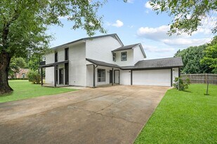 9645 Twin Shores Dr in Willis, TX - Building Photo