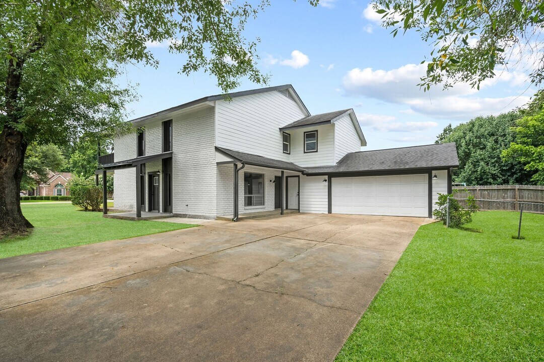 9645 Twin Shores Dr in Willis, TX - Building Photo