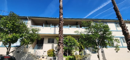 8315 Clinton Ave, Unit 8 in West Hollywood, CA - Foto de edificio - Building Photo
