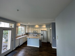 11899 SE 4th Pl in Bellevue, WA - Building Photo - Building Photo