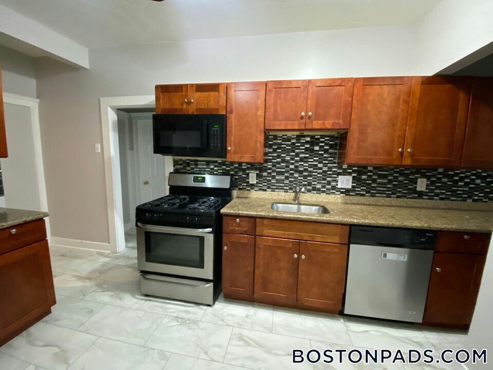 25 Business St in Boston, MA - Building Photo