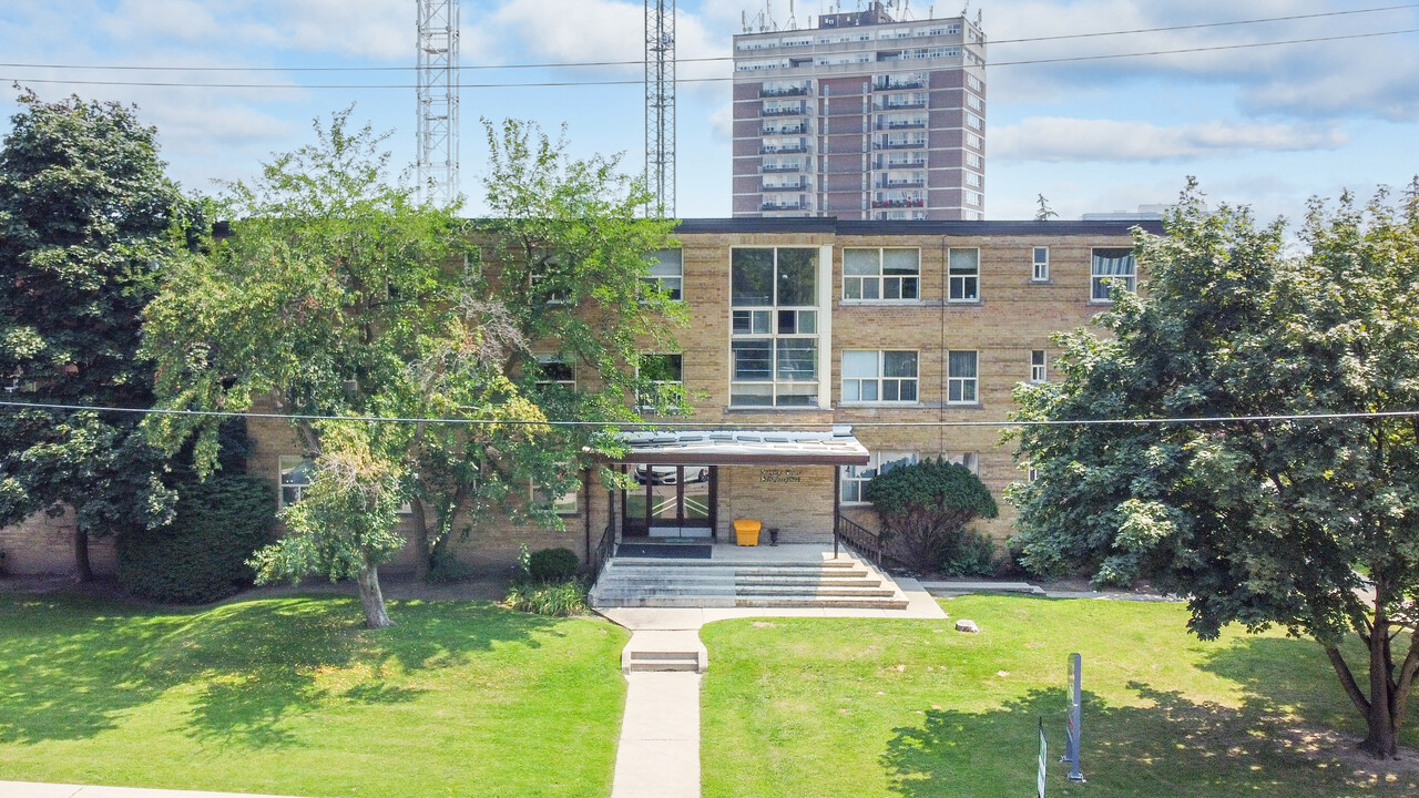 15 Anglesey Blvd in Toronto, ON - Building Photo