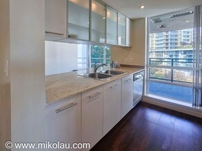 3333 Corvette Way in Richmond, BC - Building Photo - Building Photo