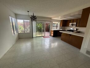 1327 Westmont Dr in San Pedro, CA - Foto de edificio - Building Photo