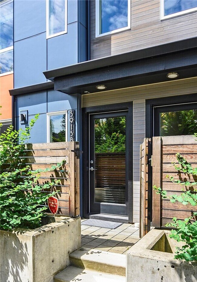 5915 Fauntleroy Wy SW in Seattle, WA - Building Photo - Building Photo