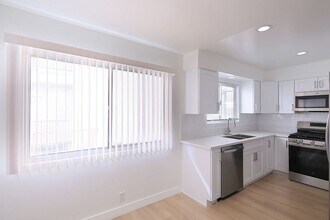 3155 Montrose Ave in Glendale, CA - Building Photo - Building Photo