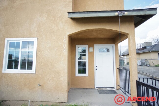 1608 Lincoln St in Bakersfield, CA - Building Photo - Building Photo