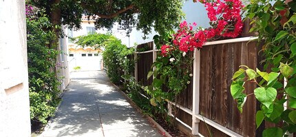 1070 S Cloverdale Ave, Unit B in Los Angeles, CA - Building Photo - Building Photo