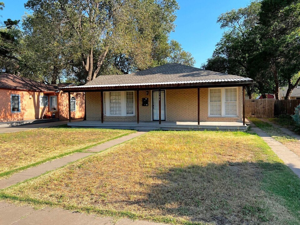 2706 25th St in Lubbock, TX - Building Photo
